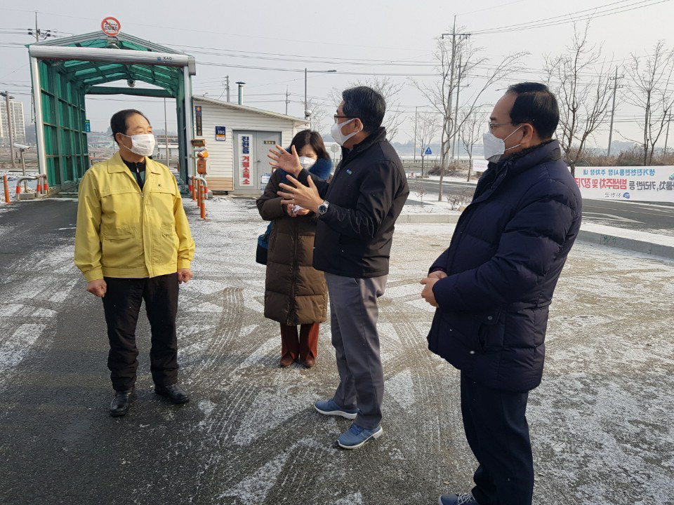 충북농협은 지난 1일 진천군 진천읍 성석리 전통시장 내 거점 소독시설을 찾아 방역상황을 점검하고 현장의견을 청취했다.