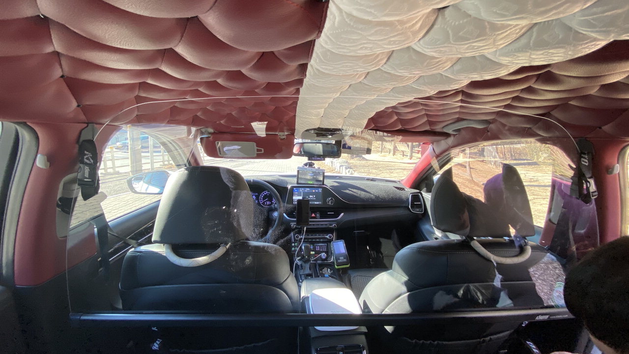 택시 내부에 설치된 비말차단 칸막이 모습. /제천시 제공
