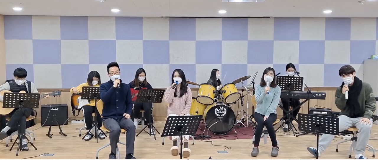 천안가온초등학교 졸업식에서 6학년 담임교사들이 졸업생들을 위한 노래를 부르고 있다. 이 장면은 유튜브를 통해 실시간 송출됐다. /천안교육지원청 제공