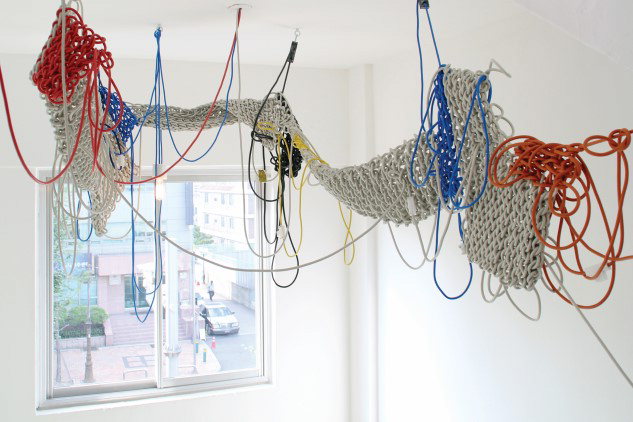 [과천-놀이하는사물] 이광호, knot-beyond the inevitable for post poetics, 2012, 전선, 콘센트, 전구, 가변크기