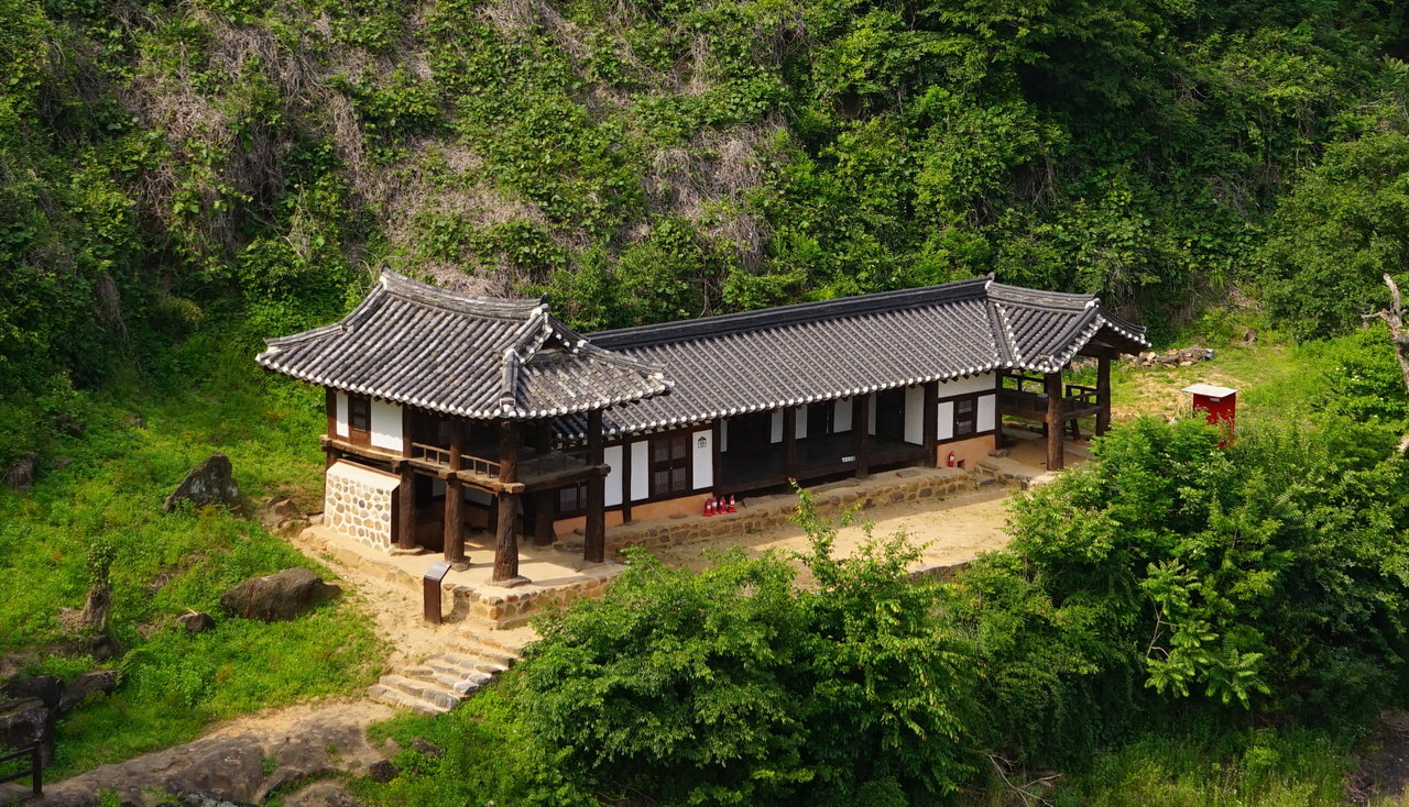 국가지정문화재인 보물 제2107호로 지정된 이지당 전경