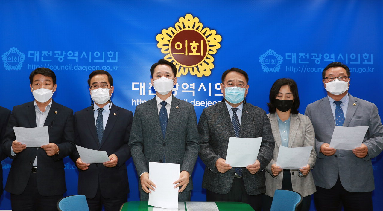 대전시의회 의원들이 중소벤처기업부를 방문해 세종 이전계획 철회를 촉구하고 있다. / 대전시의회 제공