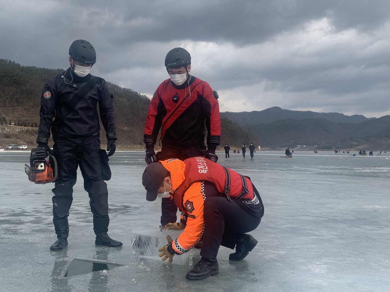옥천소방서 구조대원들이 얼어붙은 저수지 얼음 두께를 확인하고 있다. / 옥천소방서 제공