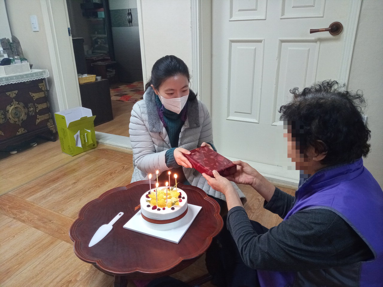 청주시 상당구 용담명암산성동 지역사회보장협의체는 18일 관내 생신을 맞이한 어르신 가정을 방문해 생일 케이크와 작은 선물을 전달했다.