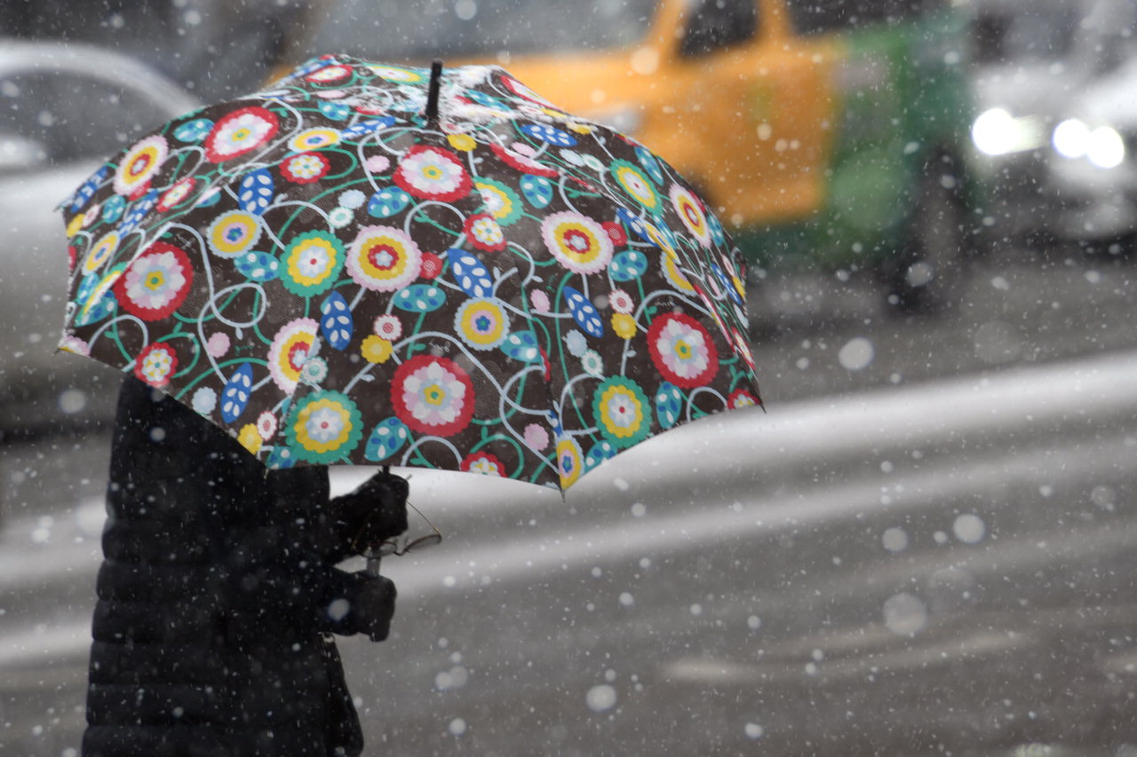 18일 청주시 서원구의 인도에서 한 시민이 우산으로 눈을 피하고 있다. 청주기상지청에 따르면 오후 5시 기준 청주 적설량은 2㎝다. /김명년