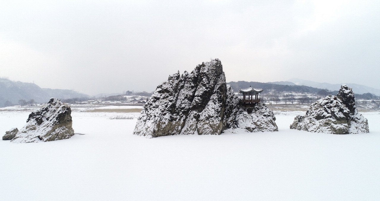 지난 18일 단양군 도담삼봉을 하얀 눈이 살포시 감싸 아름다운 설경(雪景)을 뽐내고 있다.