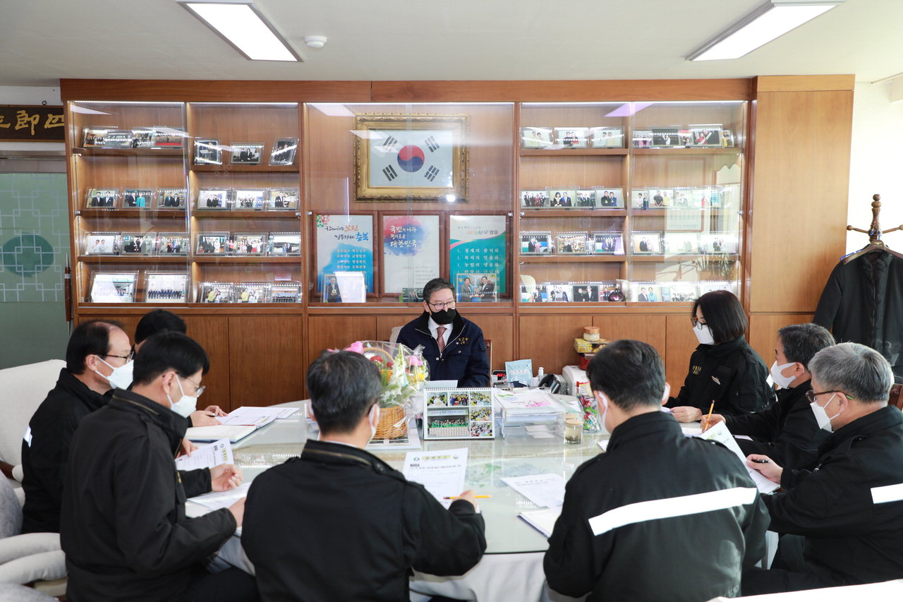 박세복 영동군수가 19일 간부회의에서 적극행정 발굴에 총력을 다해 달라고 당부했다. / 영동군 제공