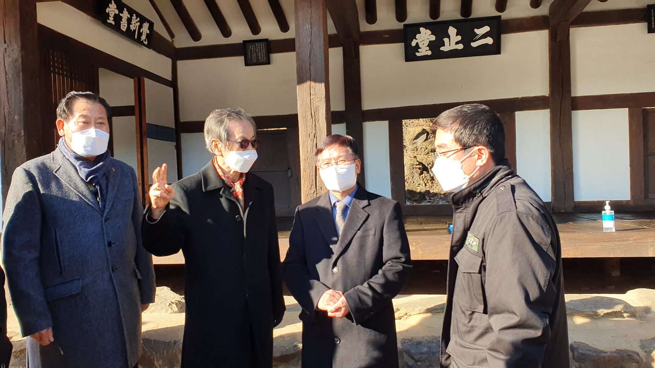 김현모 문화재청장(오른쪽 2번째)이 이지당을 방문하고 건축 양식에 대해 설명을 듣고 있다. / 옥천군 제공
