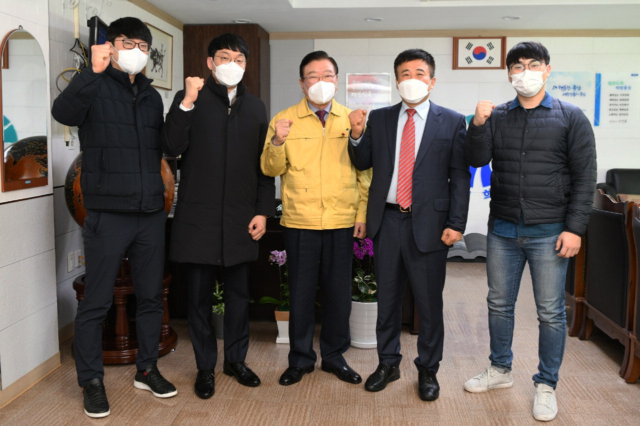 홍성군은 출향인 홍완표 박사가 코로나19 위기 극복을 위해 휴대용 손 세정제 30만개(약 3억원 상당)를 기부했다고 21일 밝혔다.