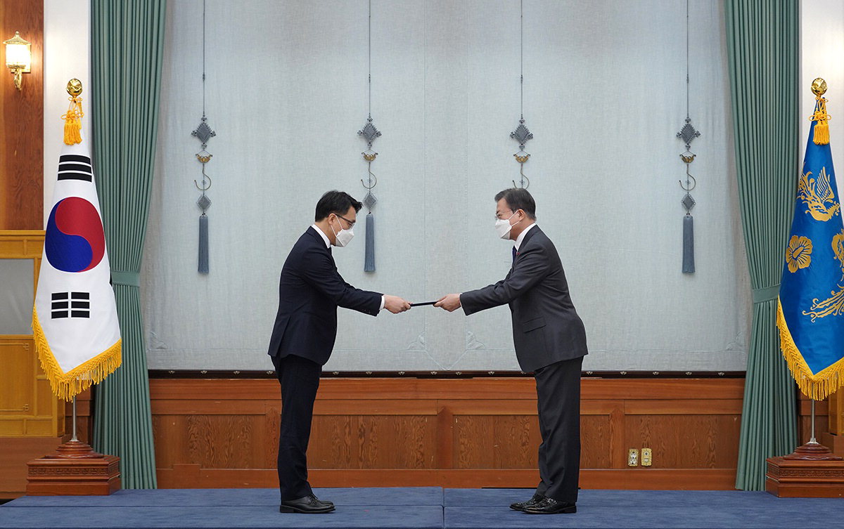문재인 대통령(오른쪽)이 21일 청와대에서 김진욱 초대 공수처장에게 임명장을 수여하고 있다./청와대 제공
