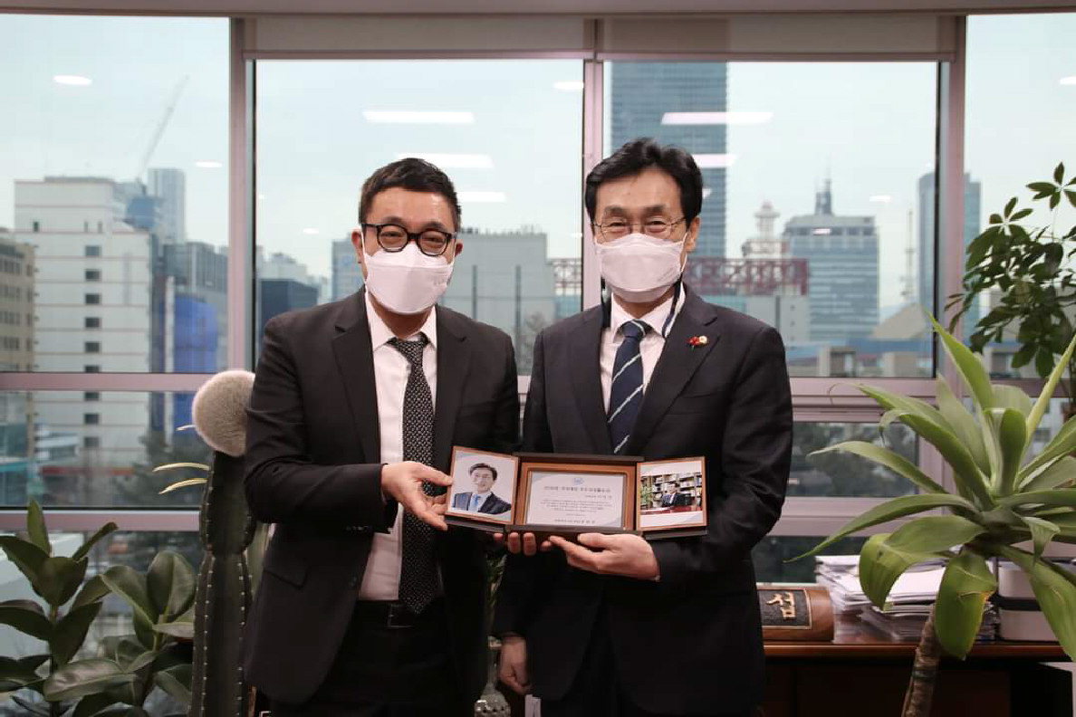 더불어민주당 이장섭 의원(오른쪽)이 21일 자신의 서울 여의도 의원회관 사무실에서 '2020 지식재산 우수의정활동상'을 받고 있다.