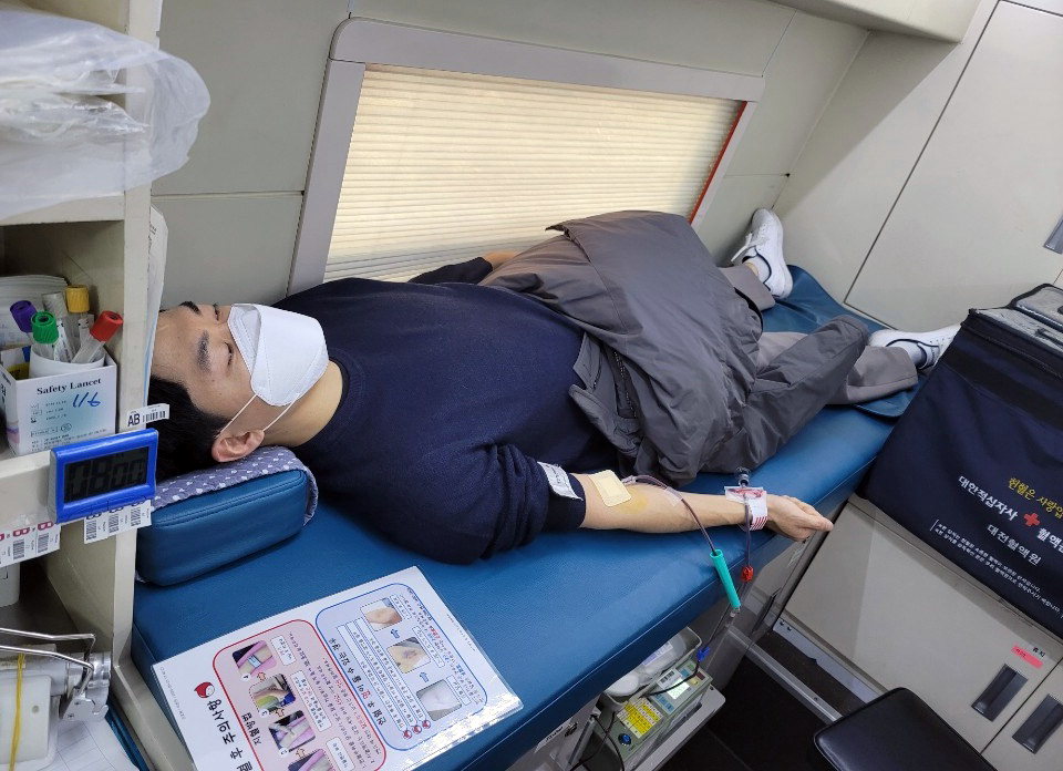 21일 천안시 서북구 소재 SKL모바일 사옥 앞에 마련된 헌혈버스에서 '코로나19극복, 2021 사랑의 헌혈행사'에 참석한 직원이 헌혈을 하고 있다. SKL모바일 제공