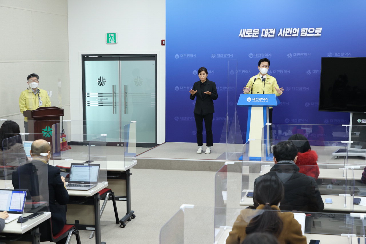 1일 오후 허태정 대전시장이 브리핑을 열고 '대전형 특별손실지원 대책'을 발표하고 있다. / 대전시 제공