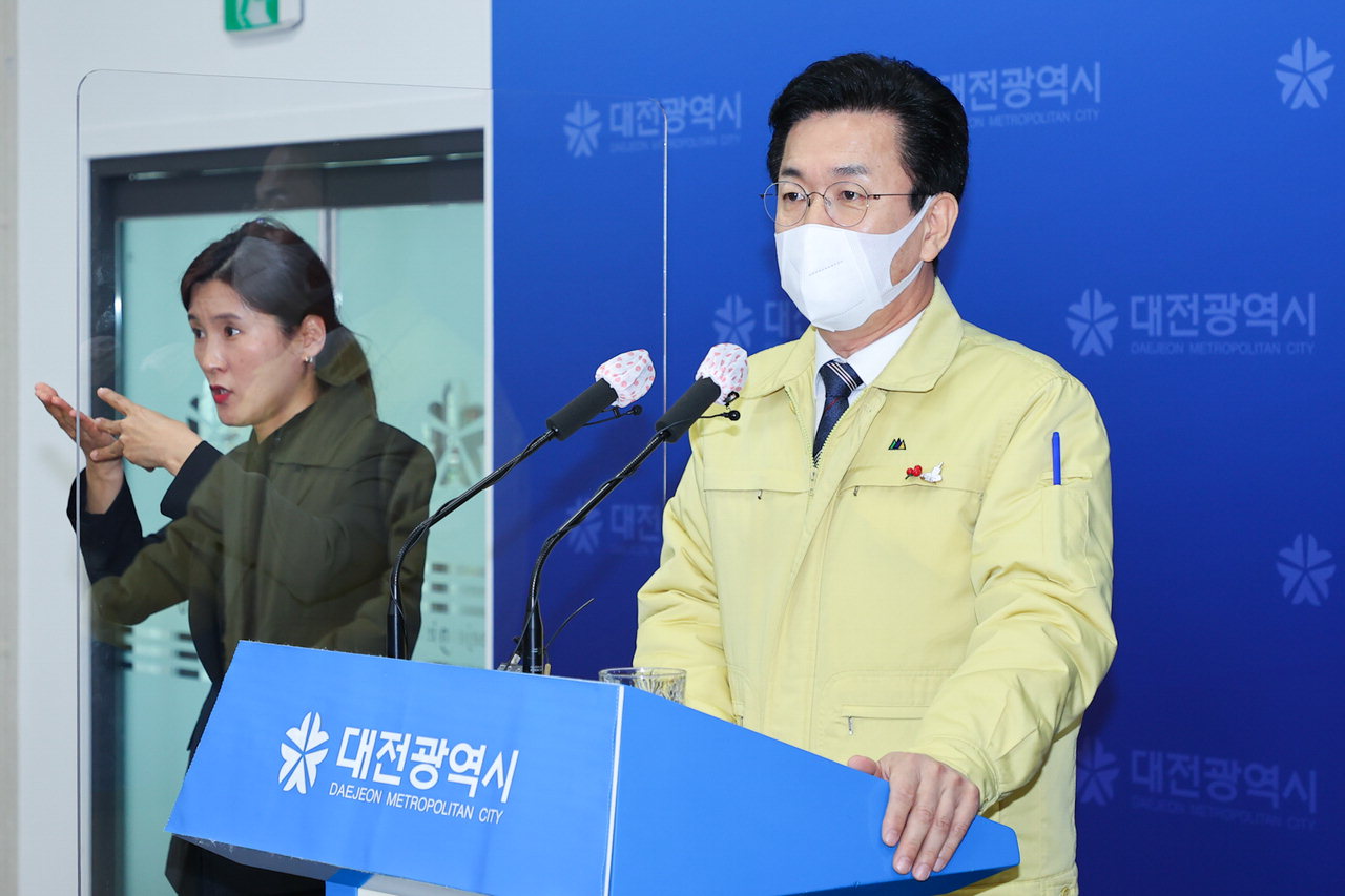 1일 오후 허태정 대전시장이 브리핑을 열고 '대전형 특별손실지원 대책'을 발표하고 있다. / 대전시 제공