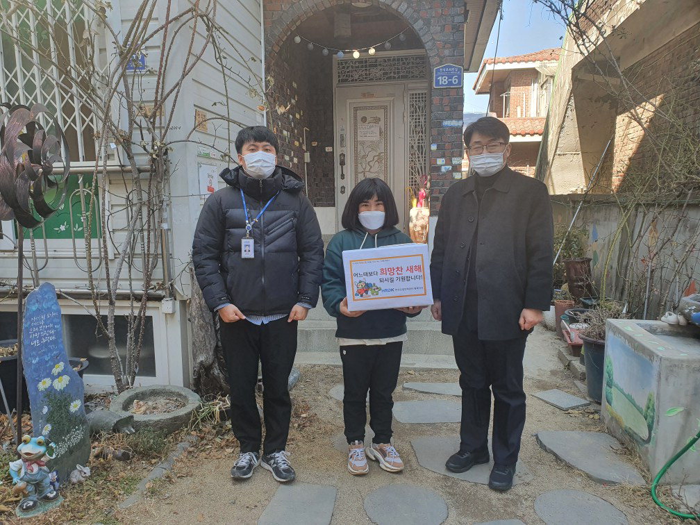 한국산업인력공단 충북지사는 8일 지역 내 아동복지시설인 '참좋은집'을 방문해 위문품을 전달했다.