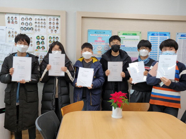 음성 원남초(교장 양철기) 5∼6학년 학생 10명이 한국생산성본부에서 개최한 '그래픽기술자격(GTQ)시험'에 도전, 자격증을 취득했다./원남초 제공