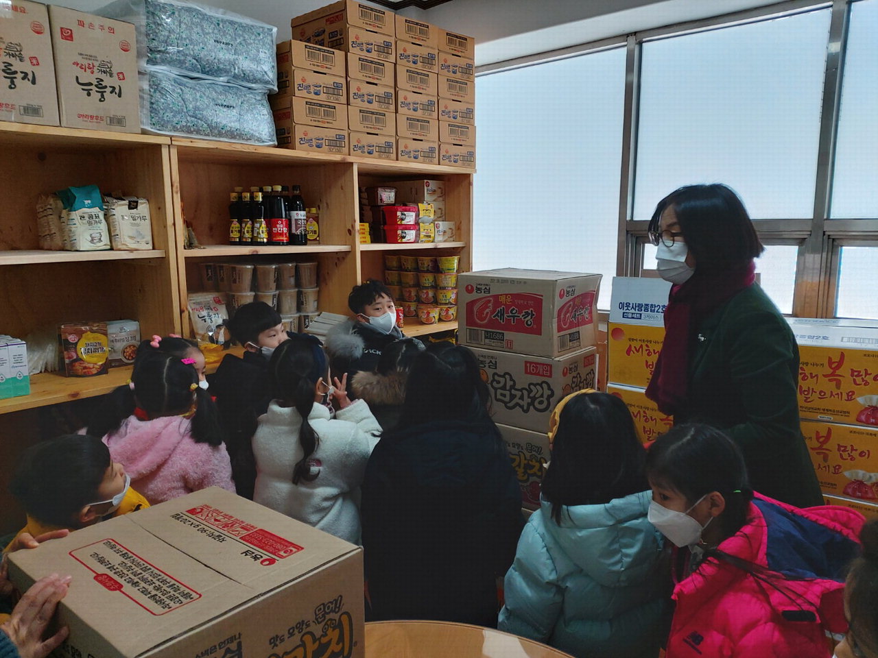 청주시 청원구 내수읍 행정복지센터는 16일 아이림어린이집으로부터 20만원 상당의 간식 꾸러미를 받았다.