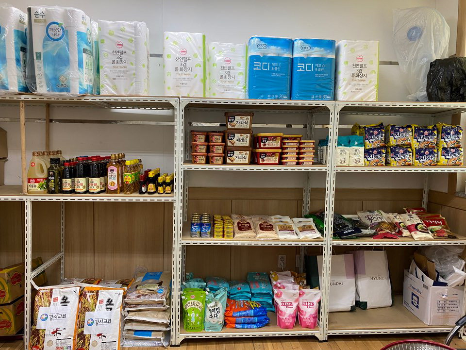 청주시 흥덕구 복대1동에 위치한 강서교회는 16일 복대1동행정복지센터에 어려운 이웃을 위해 흥부네 곳간에 150만원 상당의 식료품 및 생필품을 기부했다.