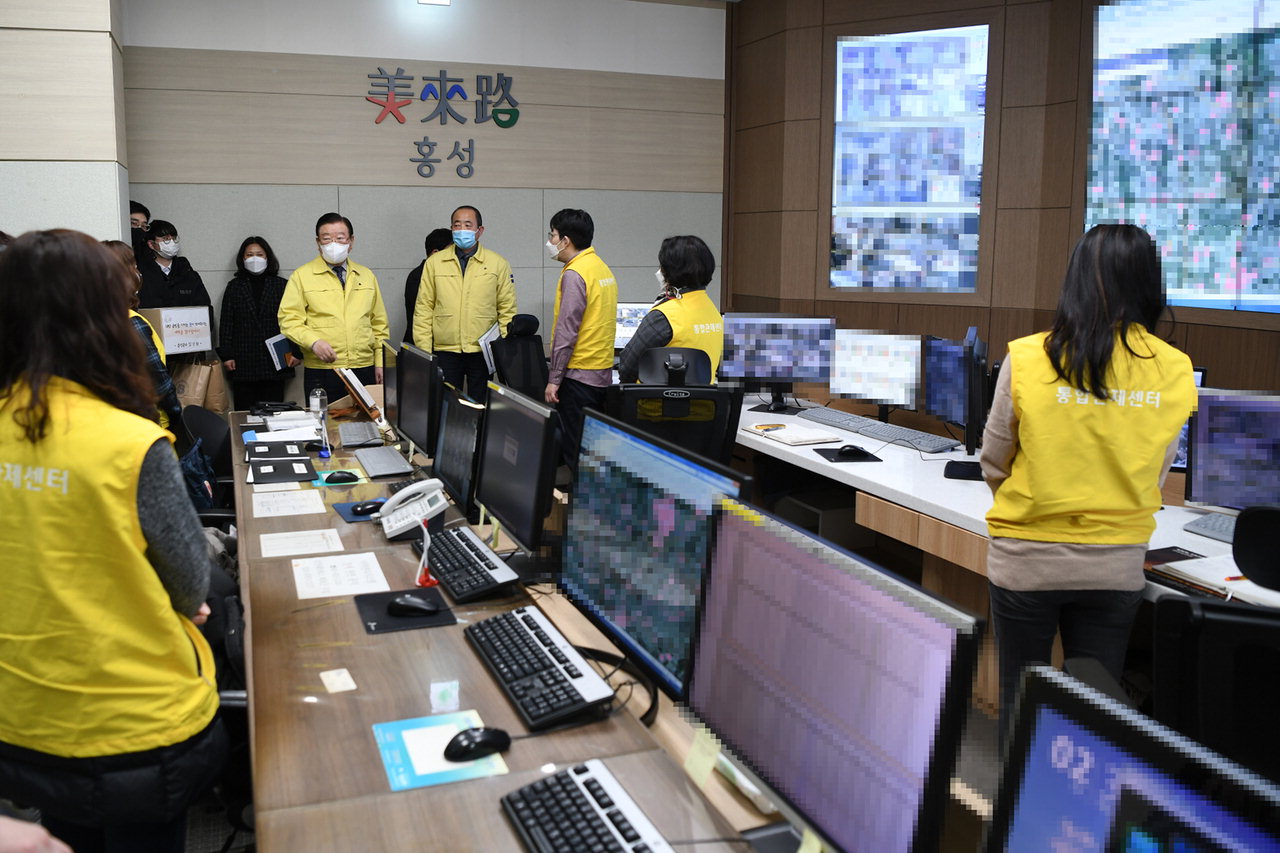 김석환 홍성군수가 지난 18일 CCTV관제센터를 찾아 관제원들의 노고를 격려했다. /홍성군 제공