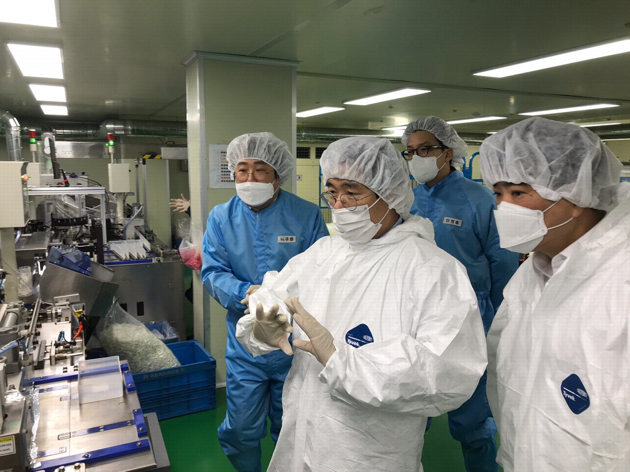 김연일 충북지방조달청장은 지난 18일 코로나19 백신주사기 생산업체인 진천군 정림의료기산업㈜을 방문했다.