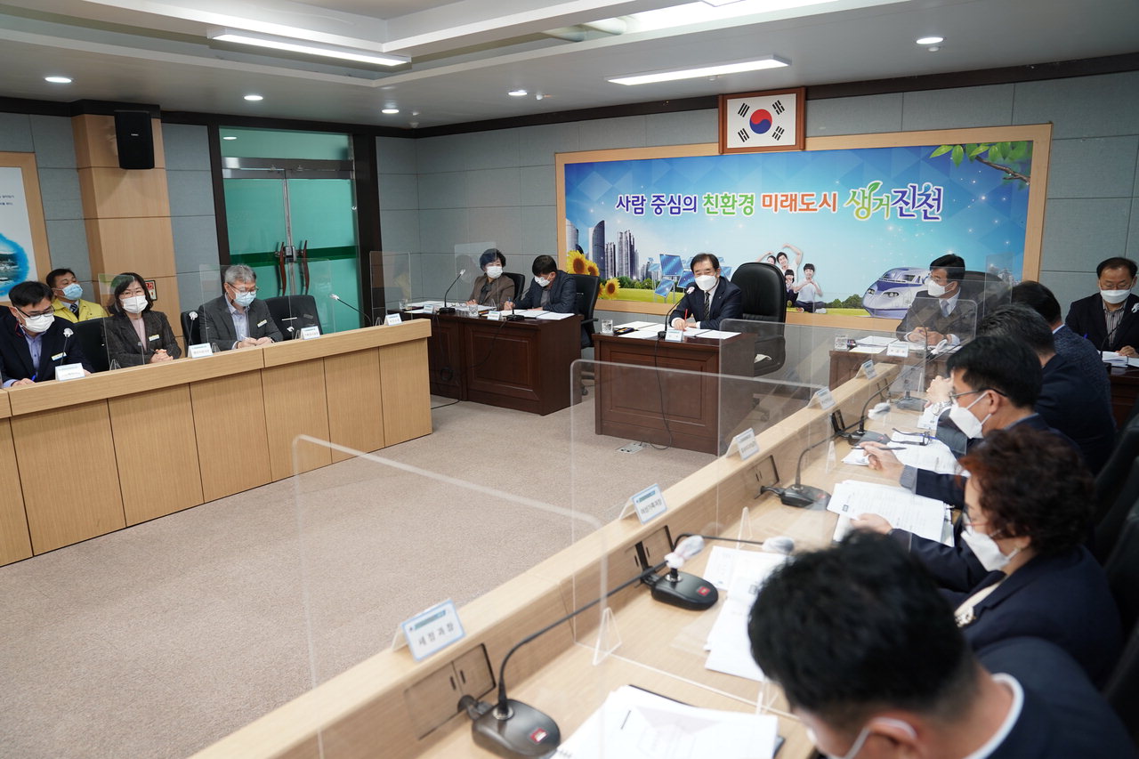 송기섭 진천군수가 22일 군청 소회의실에서 '주요업무 추진상황 보고회'를 개최하고 61개 주요사업에 대한 추진상황을 점검했다. / 진천군 제공