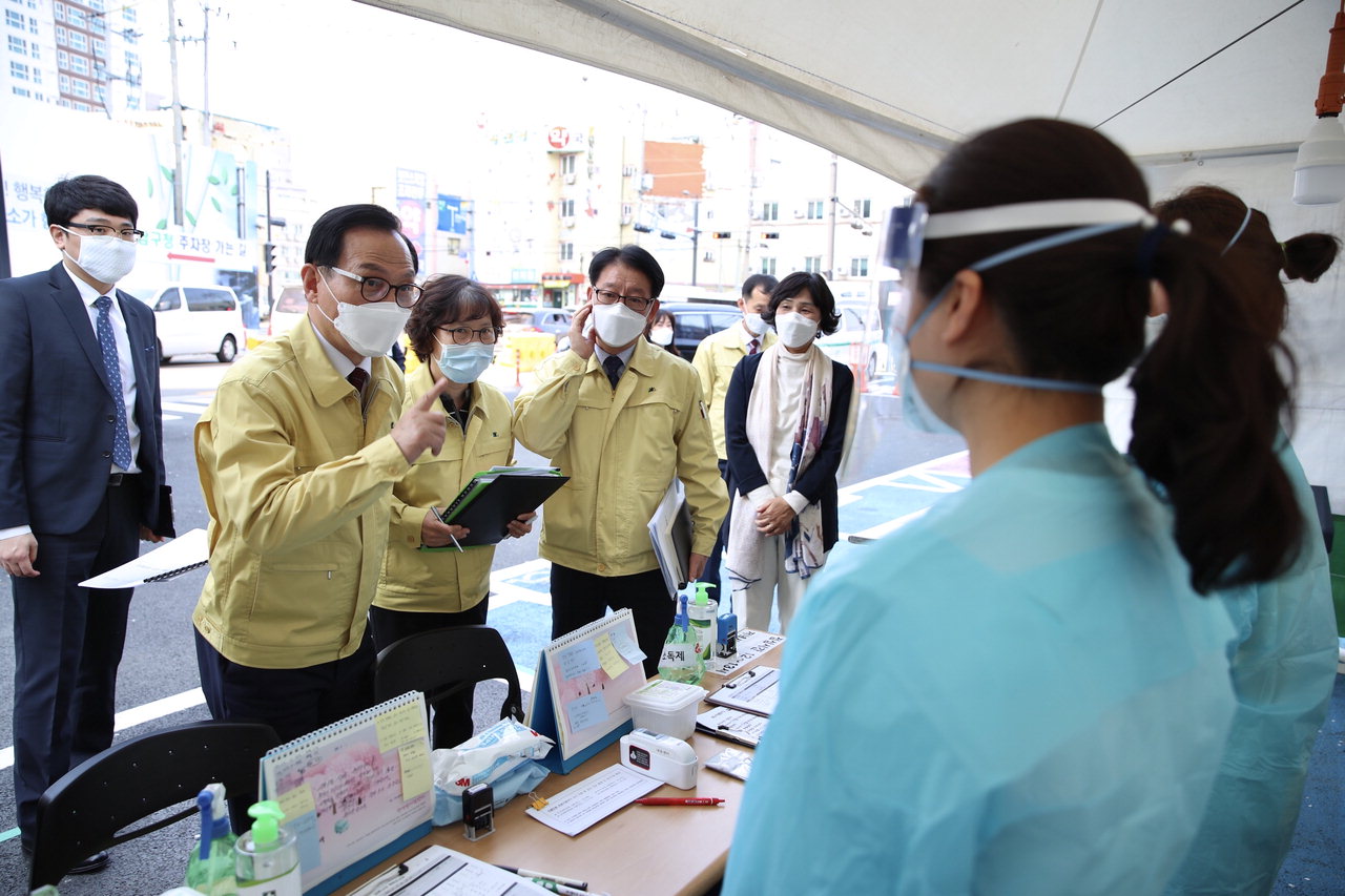 박상돈 천안시장이 선별진료소에서 근무하고 있는 의료진들을 격려하고 있다.