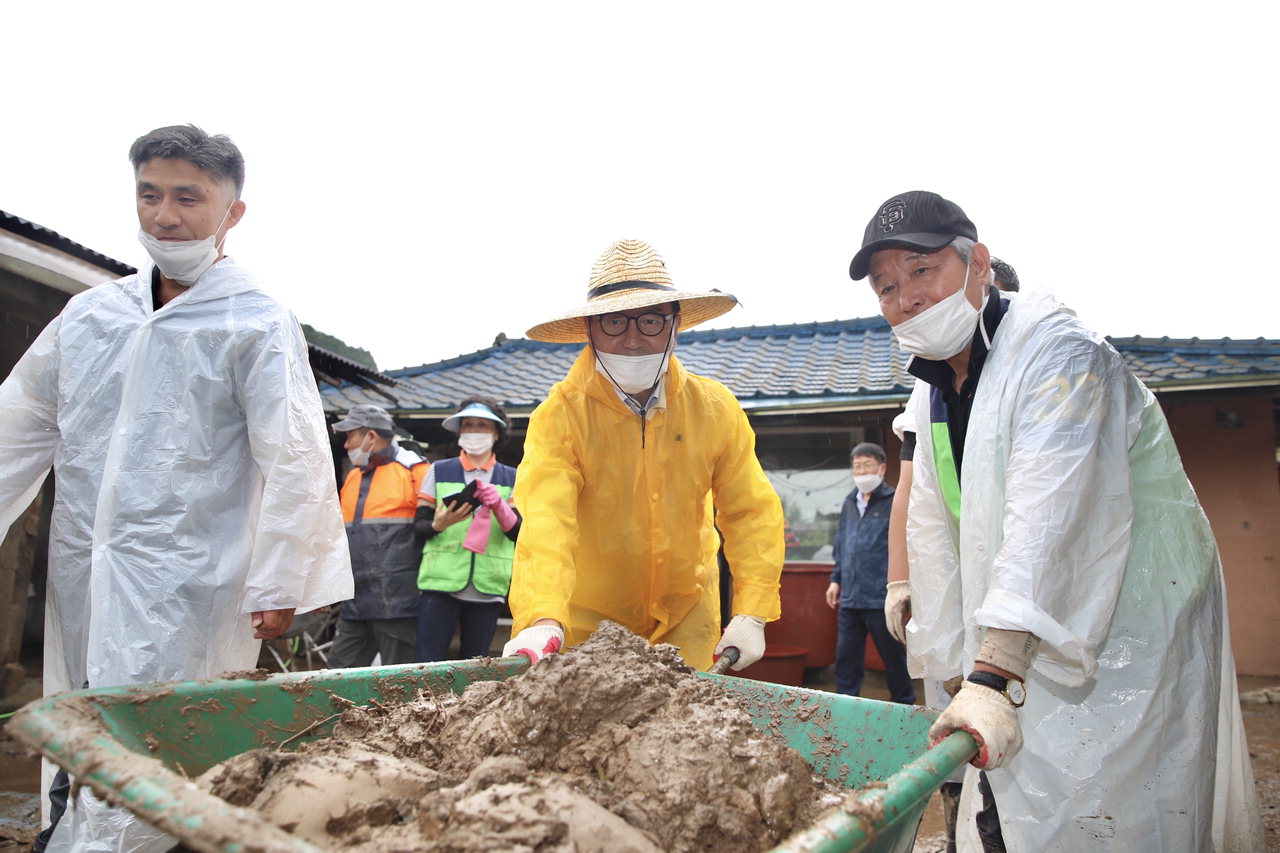 박상돈 천안시장이 지난해 7월 수해 현장에서 복구작업을 펼치고 있다. 천안시 제공