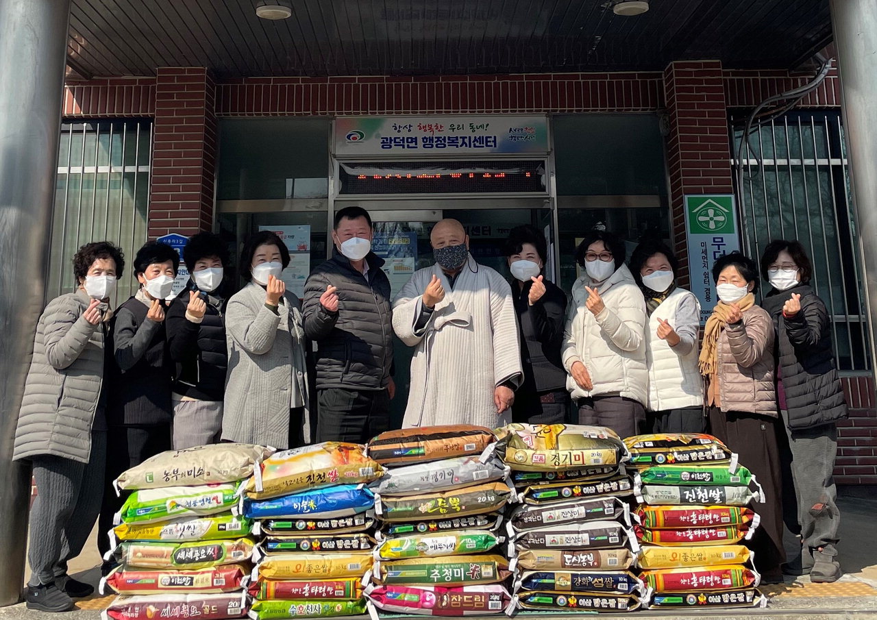 천안시 광덕사가 지난 19일 광덕면행정복지센터를 방문해 어려운 이웃을 위한 쌀 500kg을 기부했다./천안시 제공