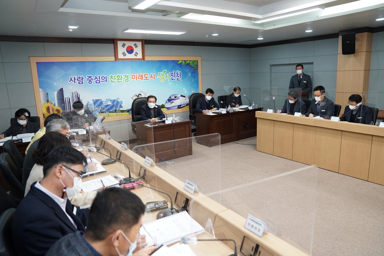 진천군이 23일 군청 소회의실에서 송기섭 군수 주재로 '정부예산 확보 전략보고회'를 개최했다. / 진천군 제공