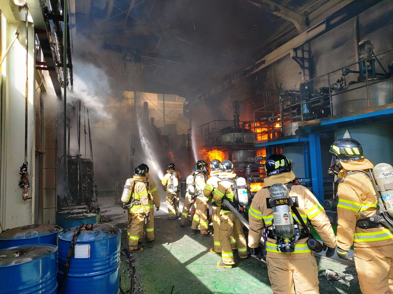 진천군의 우레탄보드 공장에서 폭발로 인한 화재가 발생했다.