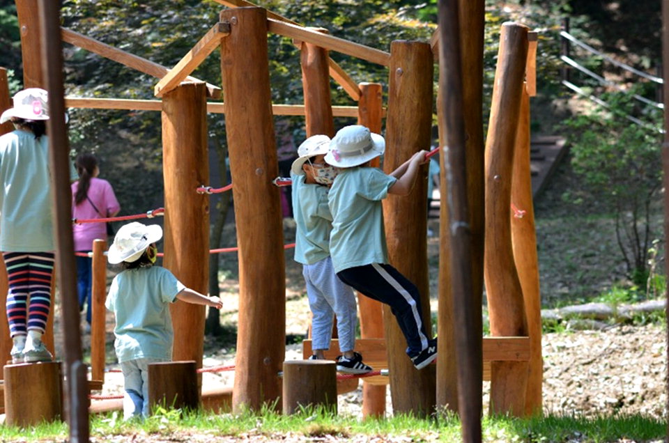 숲체험 프로그램에 참여중인 어린이들