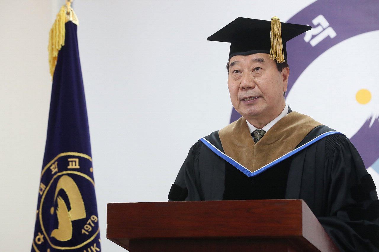 남천현 우석대 총장이 24일 졸업 축하 영상을 대학 홈페이지와 SNS를 통해 전하고 있다. / 우석대 제공