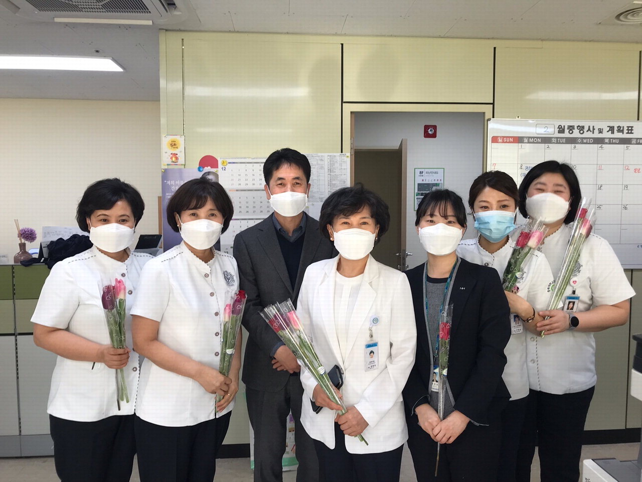 NH농협은행 충북대병원지점에서는 코로나19 진료에 힘쓰고 있는 의료진들에게 감사의 꽃선물을 증정했다.