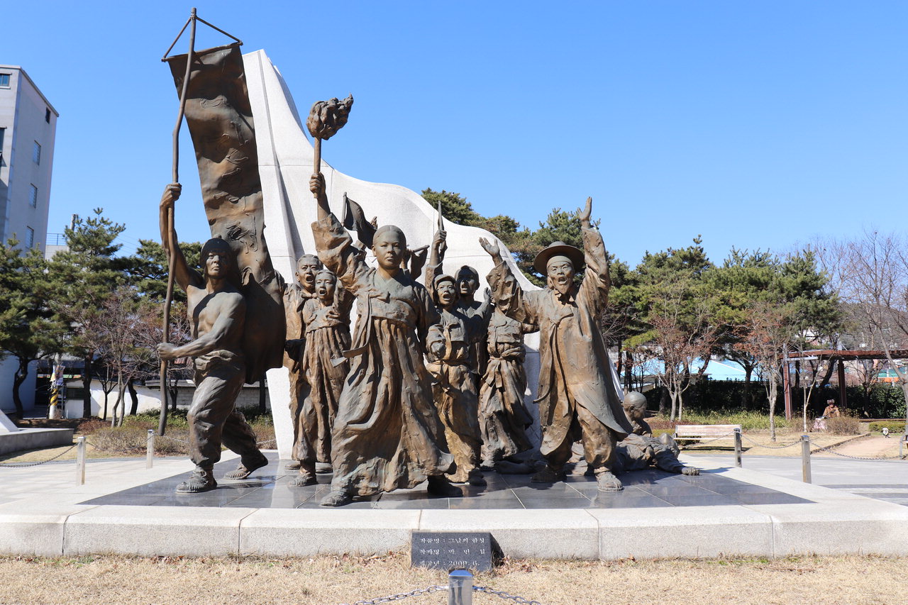 독립만세 기념공원에 설치된 '그날의 함성' 조형물. 사진 왼쪽 가장 끝부분이 논란이 되고 있는 조병옥의 동상이다. /천안시 사적관리소 제공<br>