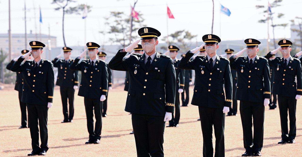 충북 괴산에서 열린 2021년 학군장교 임관식에 참석한 신임 학군장교들이 임석상관에게 격려를 하고 있다.