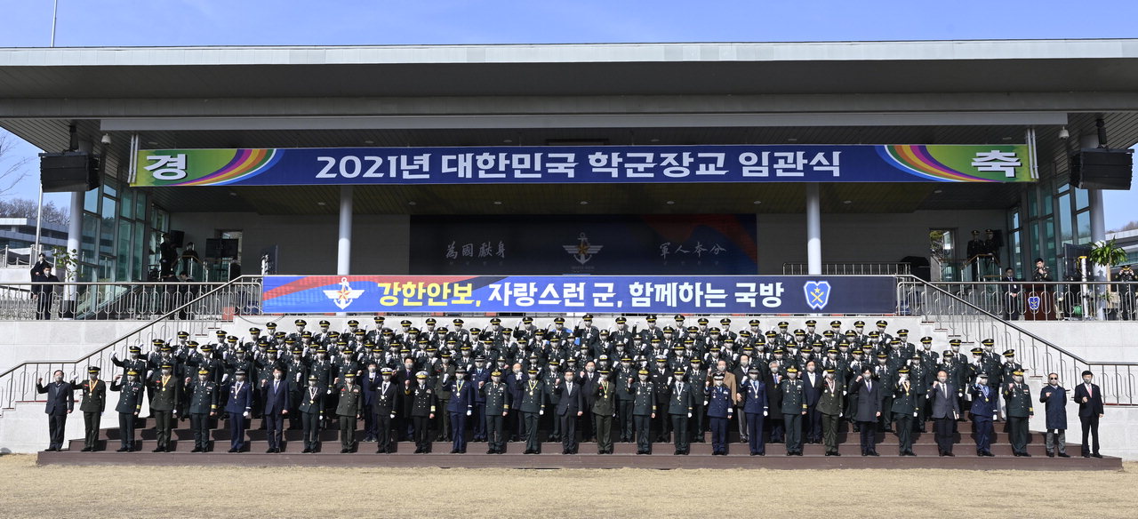 26일 충북 괴산에서 열린 2021년 대한민국 학군장교 임관식에 참석한 군 주요직위자들과 신임장교 등 관계관들이 기념사진을 찍고 있다.