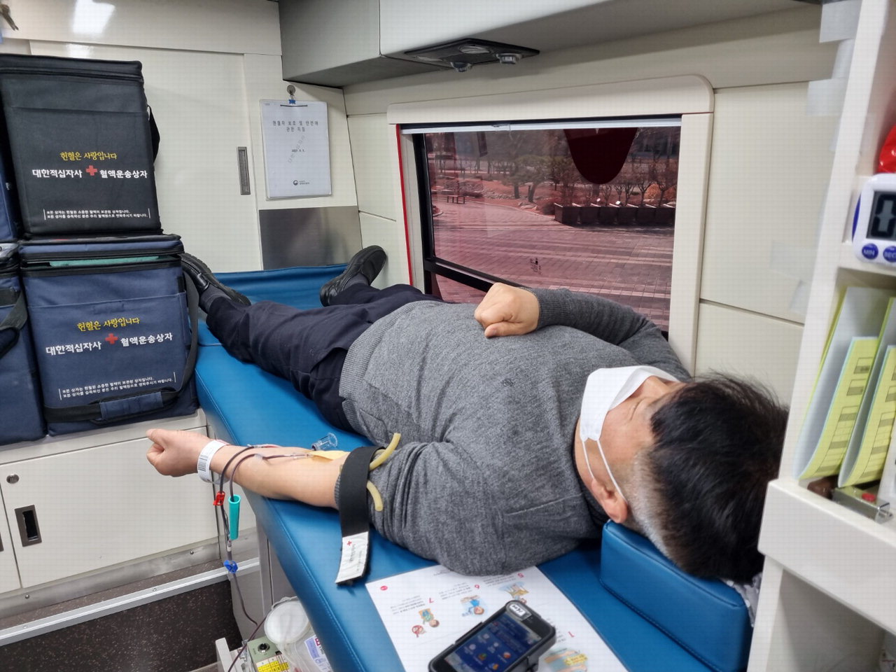 충남교육청은 2일 교육청 현관 앞에서 대전·세종·충남혈액원의 헌혈 버스를 지원받아 직원들의 자발적 참여로 2021년 제1차 사랑의 헌혈 행사를 진행했다.
