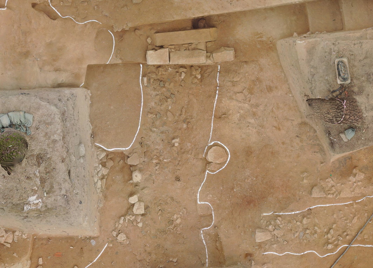 백제성벽에 설치된 암거와 그 상부로 매립된 대형 가공석재