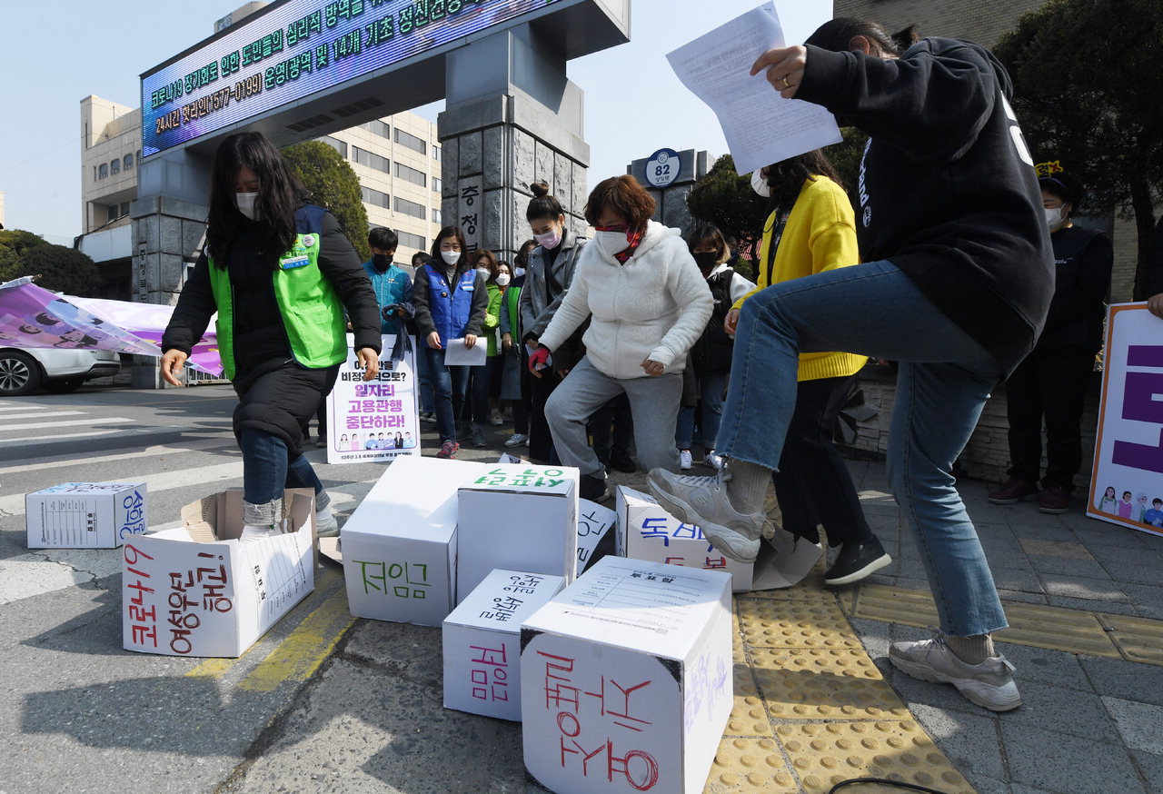여성의날투쟁충북기획단 단원들이 8일 충북도청 서문 앞에서 기자회견을 열고 '여성 권리 신장'을 촉구하는 퍼포먼스를 하고 있다. /김명년