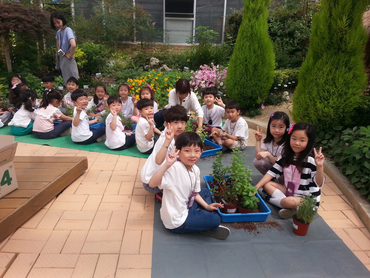지난 어린이 식물관찰교실에 참여해 직접 식물을 심어보는 아이들 모습./천안시 제공