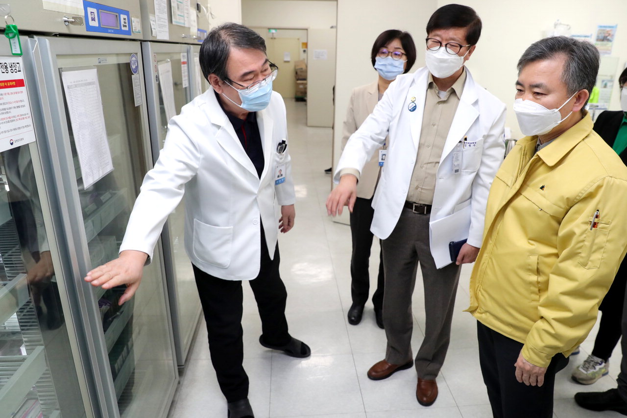 김장회(오른쪽) 행정부지사가 백신 보관 상태를 확인하고 있다. /충북도제공