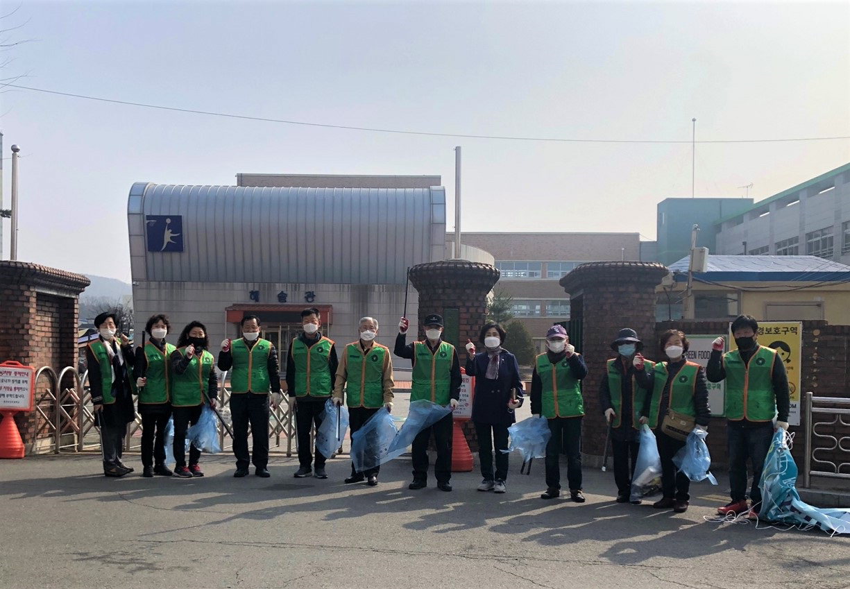천안시 신안동 주민예찰단이 지난 15일 천안신안초등학교 개학을 맞아 안전캠페인 및 환경정비를 실시했다./천안시 제공