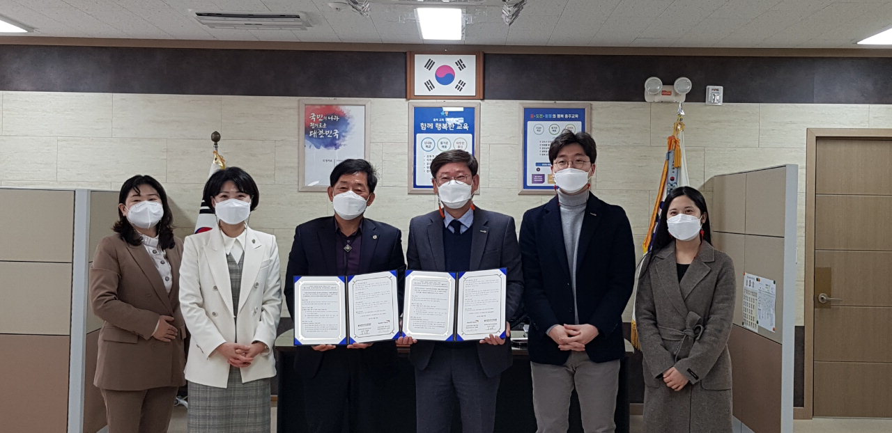 김응환 교육장(왼쪽에서 세 번째)을 비롯한 교육청 관계자들과 월드비전 관계자들이 업무협약을 맺고 있다.