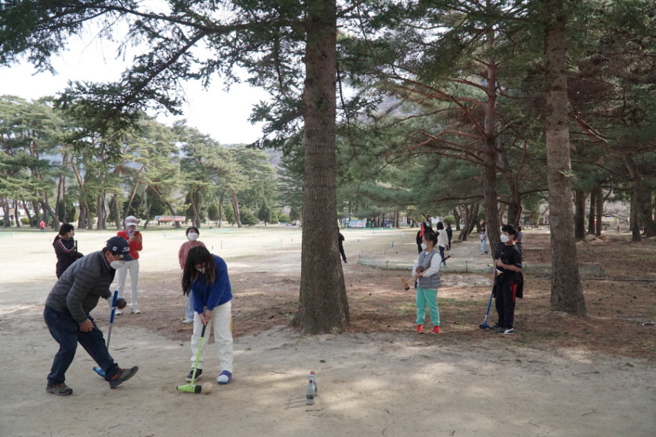 보은 수정초 학생들이 속리산국립공원 내 우드볼 경기장에서 어르신 우드볼 강사와 경기를 진행하고 있다. / 보은 수정초 제공