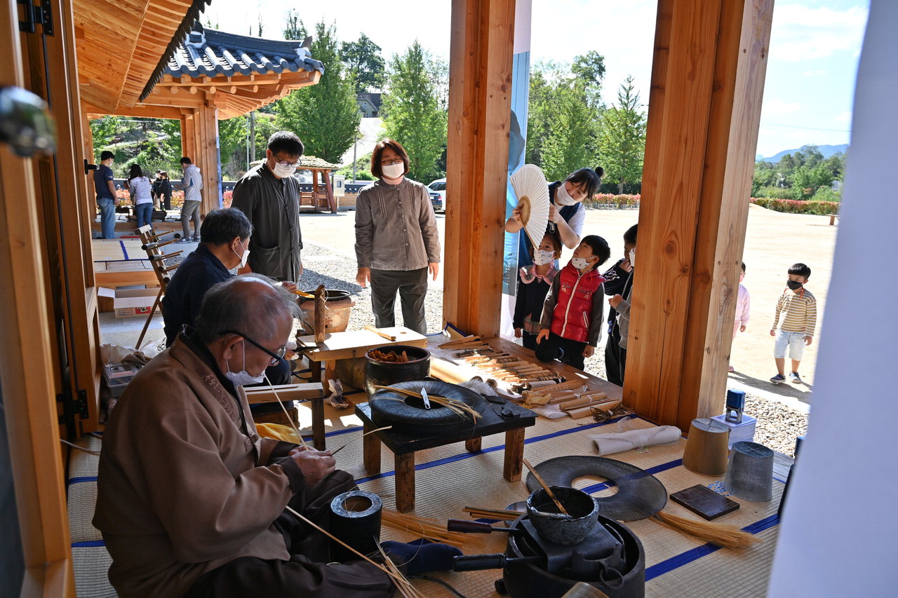 전국의 전통공예 장인들이 옥천전통문화체험관에서  공예품 제작 시연을 하고 있다.