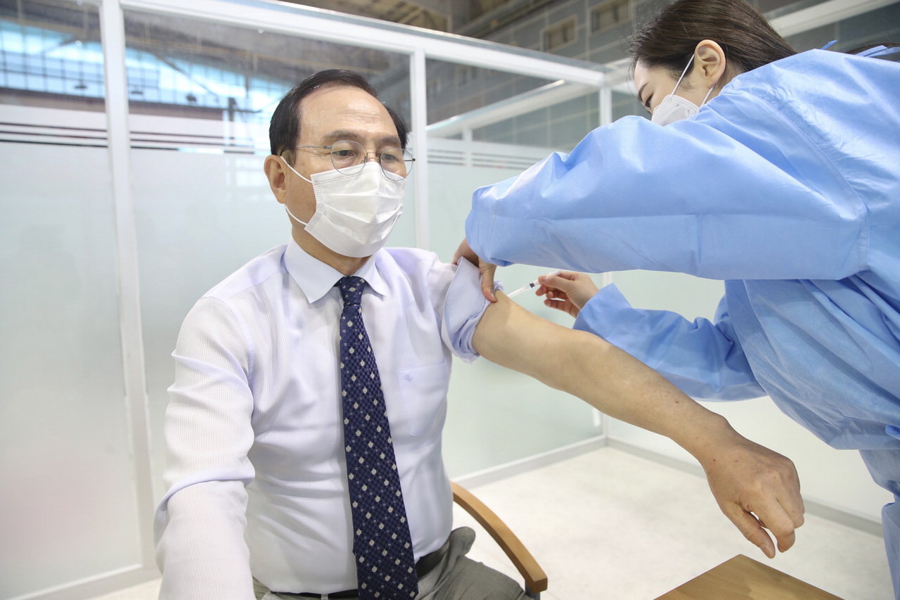 박상돈 시장이 1일 천안시 예방접종센터(실내 테니스장)에서 아스트라제네카(AZ) 코로나19 백신을 접종받았다.
