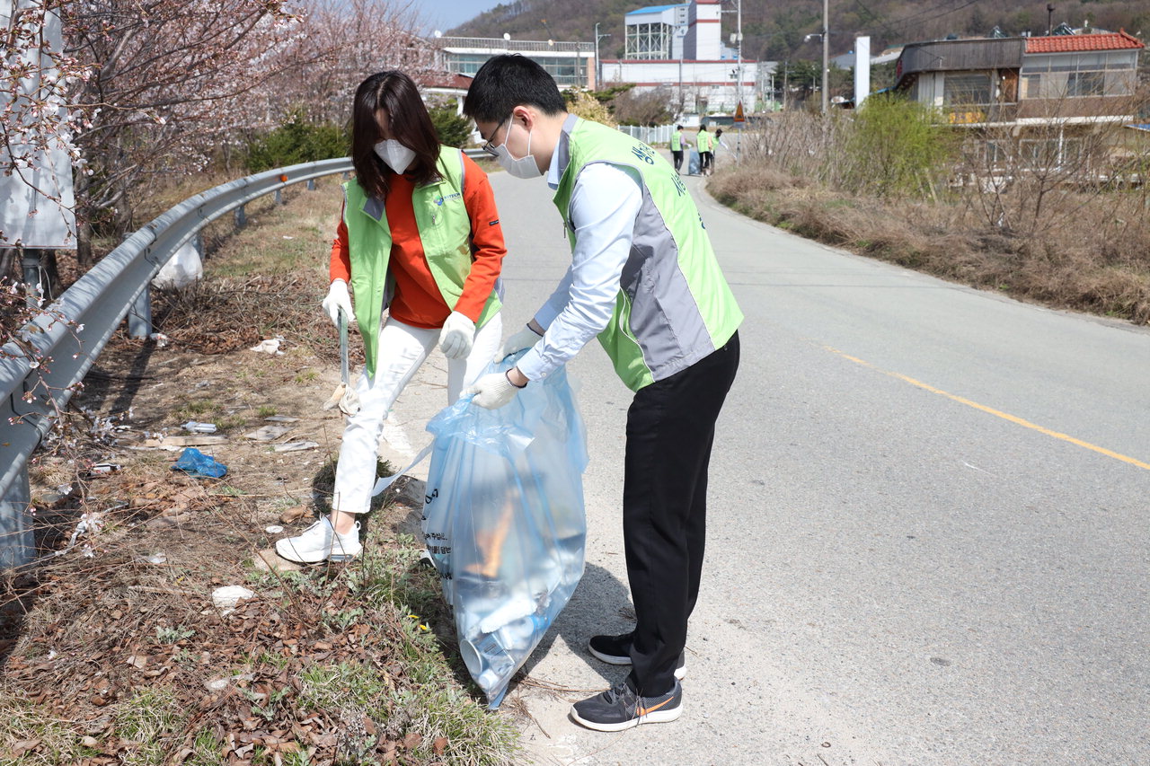 천안시 입장면이 지난달 31일 한국생산기술연구원과 함께 KITECH 소통문화의 날을 맞아 지역 환경정비활동을 실시했다. /천안시 제공