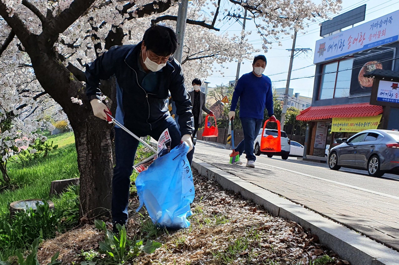 청주시 서원구 사직2동은 지난 2일 모충대교에서 청주대교에 이르는 무심서로 1㎞의 무심천 벚꽃길을 청소했다.