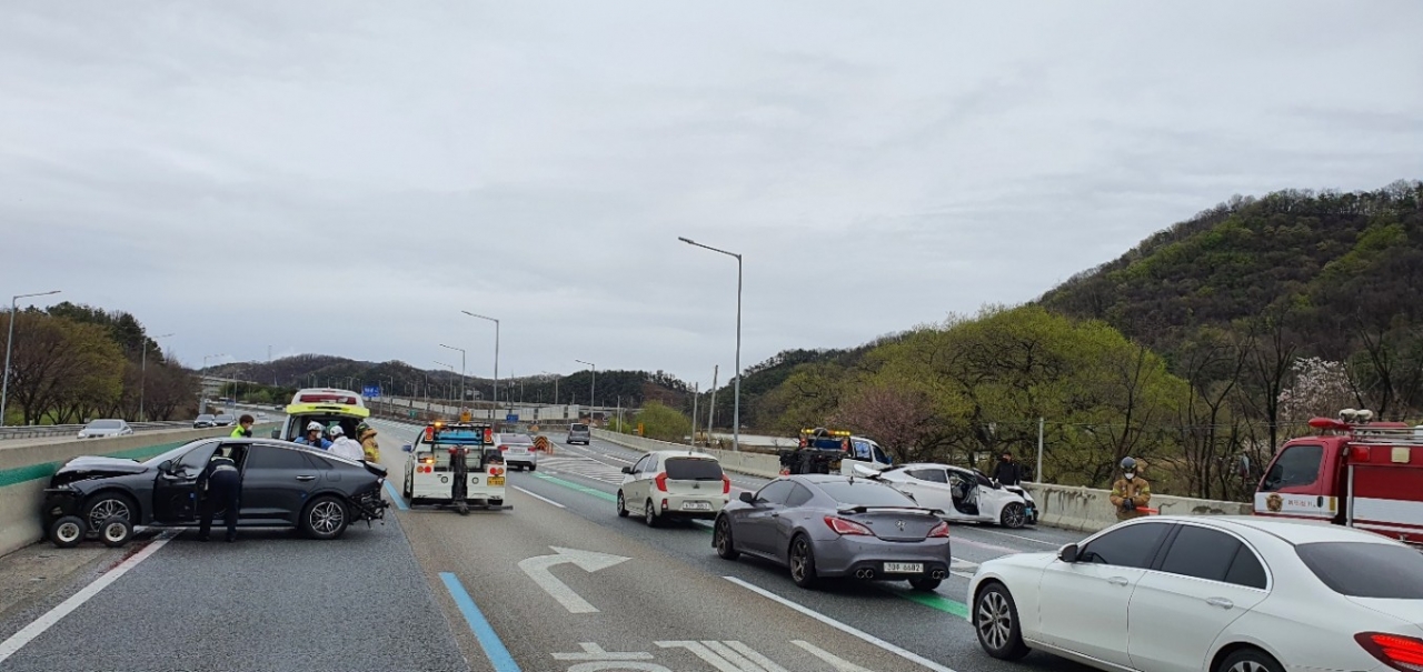 경부고속도로 옥산분기점(서울방향) 인근에서 교통사고가 발생했다. /충북경찰청 제공