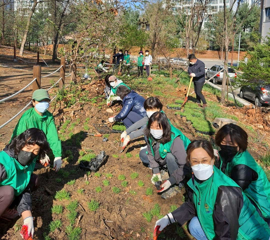 천안시 불당동 새마을지도자남·여협의회가 5일 식목일을 맞아 행정복지센터 청사 주변과 불당 유적공원 내 유아숲체험원 일대에서 꽃 심기 행사를 가졌다.